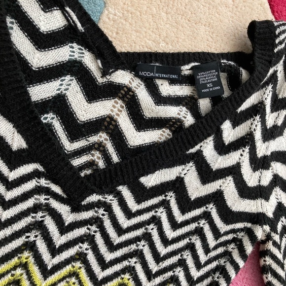 Vintage Victoria’s Secret Moda International Black White Chevron Stripe Sweater - Picture 4 of 4